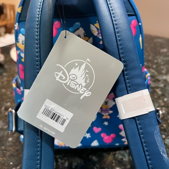 Loungefly Donald and Daisy Duck “Love” - Picture 4 of 5